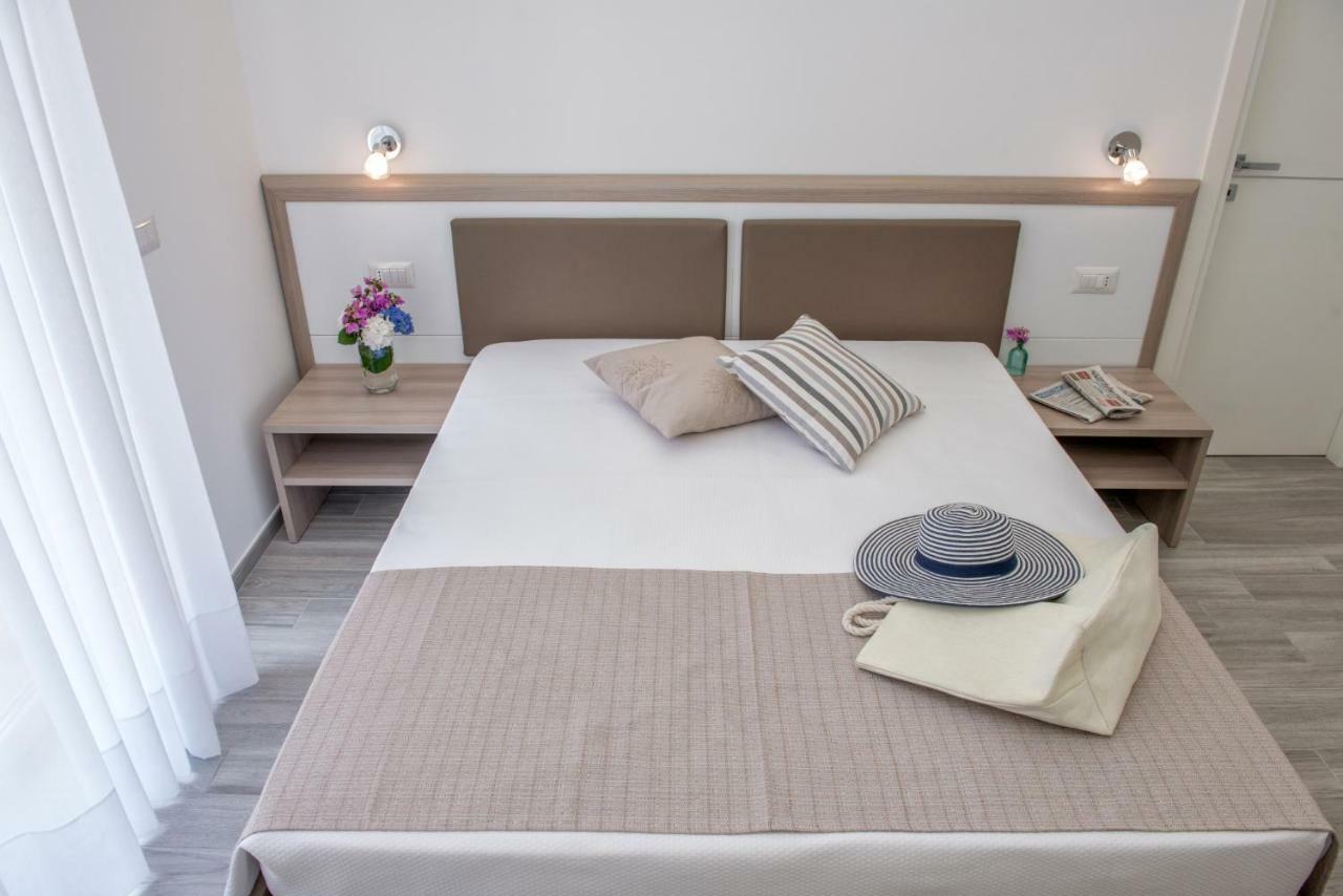 A Un Passo Dal Mare Bed & Breakfast เวียสเต ภายนอก รูปภาพ
