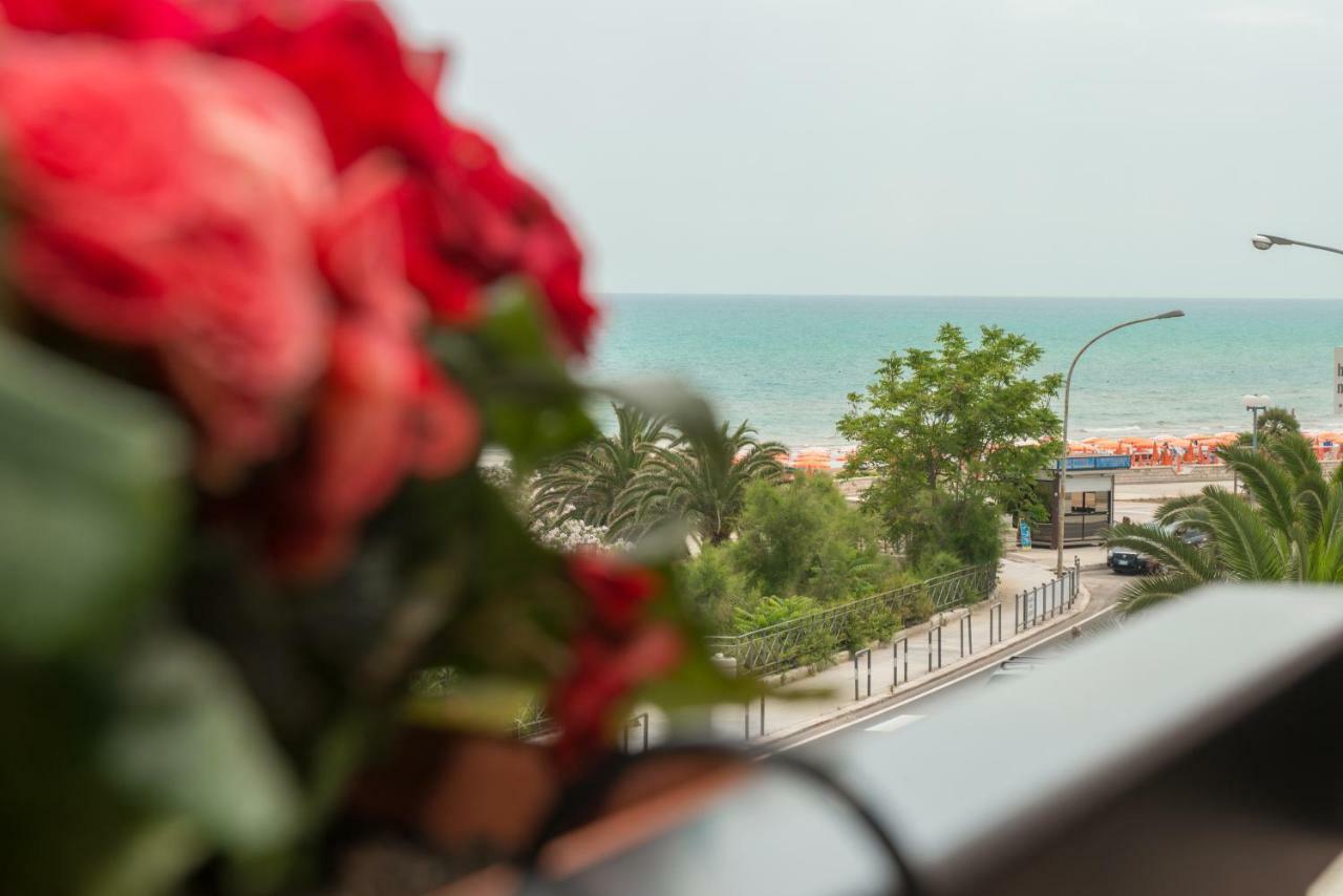 A Un Passo Dal Mare Bed & Breakfast เวียสเต ภายนอก รูปภาพ